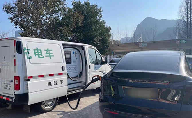 贡嘎汽车搭电